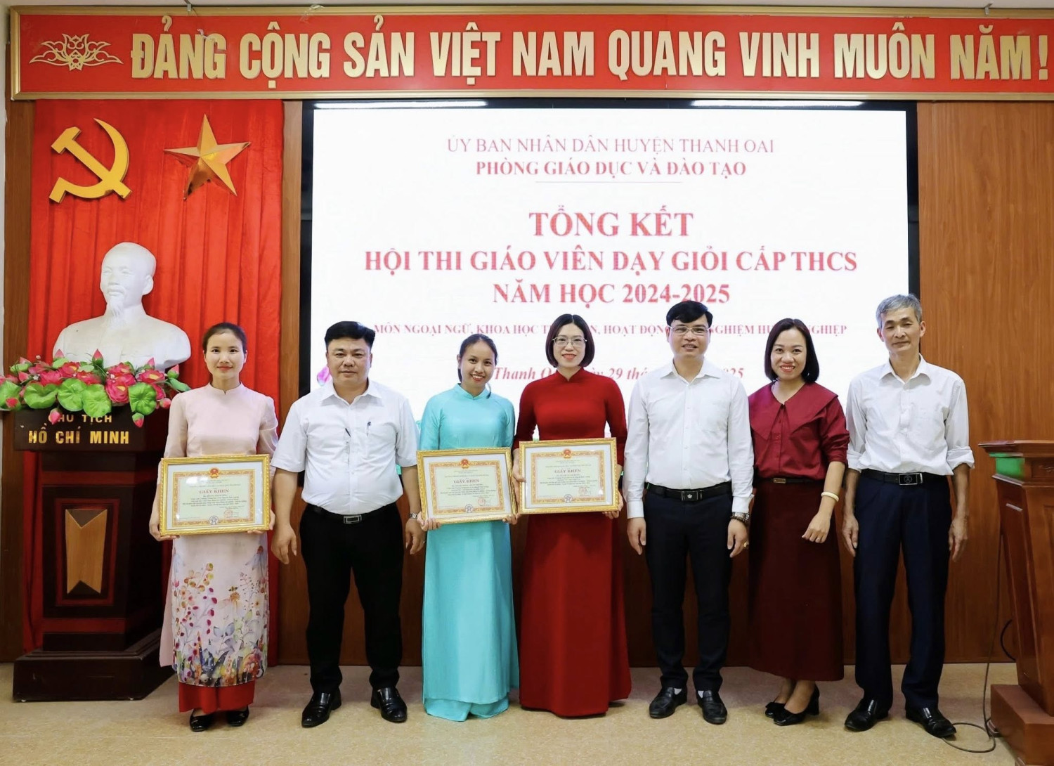 Chúc mừng và vinh danh ba cô giáo nhân dịp Kỷ niệm 50 năm ngày Giải phóng miền Nam thống nhất đất nước