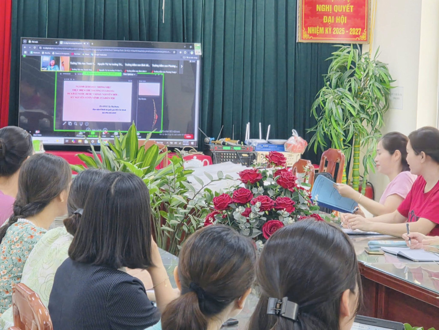 Tập thể giáo viên, nhân viên trường THCS Nguyễn Đức Lượng tham gia học tập trực tuyến Lớp bồi dưỡng chính trị hè năm 2025.